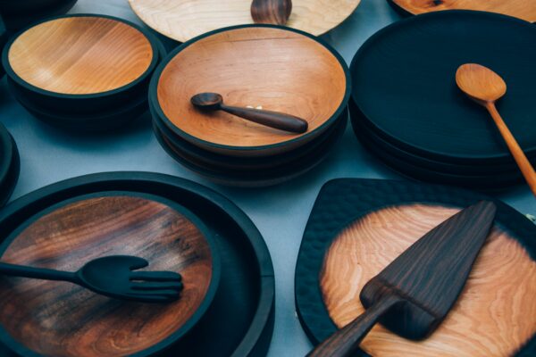 Une grande assiette en bois avec une cuillère.